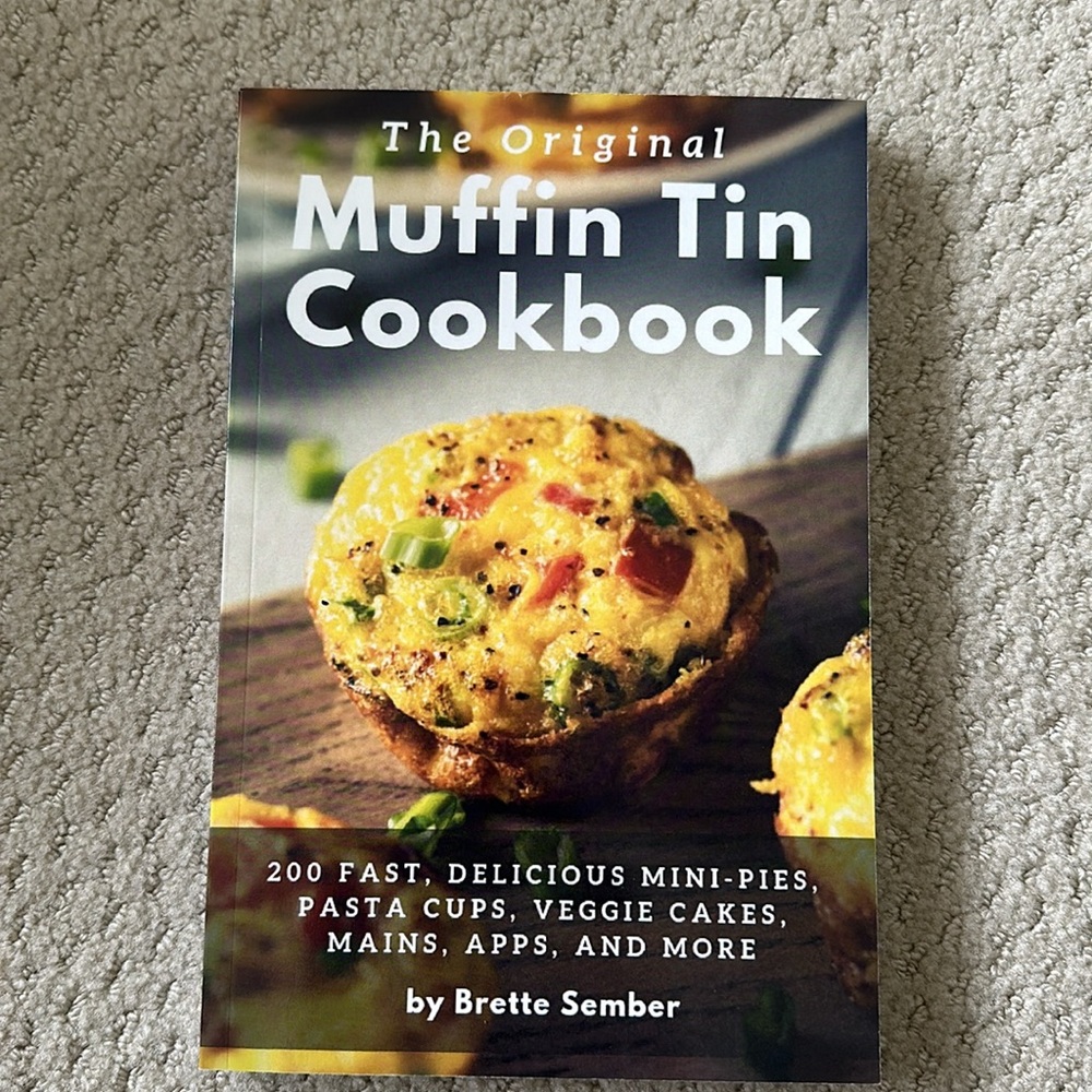 *New* Temp-Tations Muffin Pan “Floral Lace” and Two New/Unused Muffin Cookbooks - Picture 2 of 7